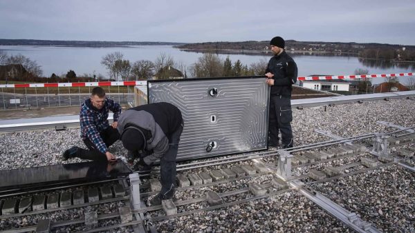 Insgesamt haben die Monteure 228 Photovoltaik-Thermie-Module der TWL-Technologie GmbH installiert. © TWL-Technologie GmbH