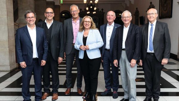 Özlem Ünsal, die Senatorin für Bau, Mobilität und Stadtentwicklung, lud zum Senatsempfang in die Obere Rathaushalle. V.l.n.r.: Oliver Platz, Präsident der Architektenkammer Bremen; Prof. Dietmar Walberg, ARGE für zeitgemäßes Bauen e. V.; Torsten Sasse, Präsident der Ingenieurkammer Bremen; Horst Döhren, ehem. Präsident der Ingenieurkammer Bremen; Karsten Zill, Ehrenpräsident und Gründungspräsident der Ingenieurkammer Bremen und Dr.-Ing. Heinrich Bökamp, Präsident der Bundesingenieurkammer. Foto: Cosima Hanebeck