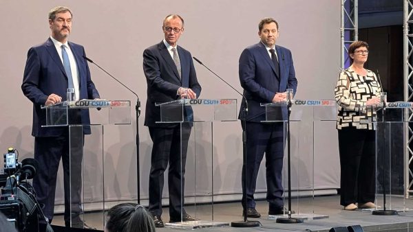 Vorstellung des Koalitionsvertrags am 9. April in Berlin. Die Parteivorsitzenden (v.l.n.r.): Markus Söder (CSU), Friedrich Merz (CDU), Lars Klingbeil und Saskia Esken (SPD) © DIB