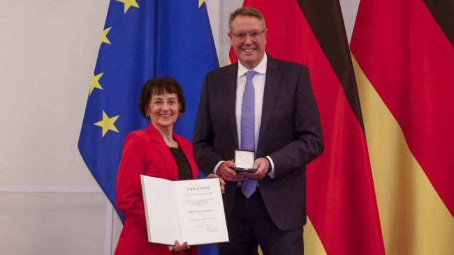 Ministerpräsident Alexander Schweitzer überreichte den Landesverdienstorden Rheinland-Pfalz an Wilhelmina Katzschmann © Staatskanzlei RLP/Sämmer