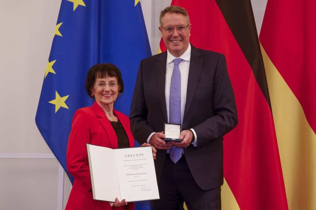 Ministerpräsident Alexander Schweitzer überreichte den Landesverdienstorden Rheinland-Pfalz an Wilhelmina Katzschmann © Staatskanzlei RLP/Sämmer