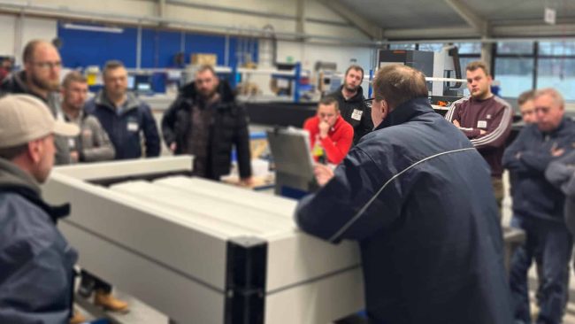 Lernen am Modell: Im theoretischen Teil erläutern Mitarbeitende von TS Aluminium zunächst die jeweiligen thematischen Grundlagen. © TS-Aluminium-Profilsysteme GmbH & Co. KG