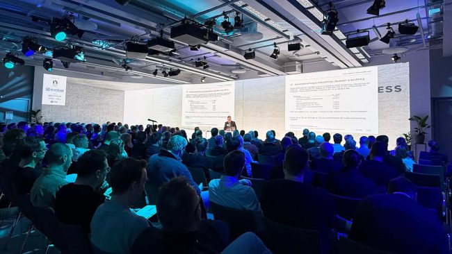 Mehr als 450 Fachleute trafen sich am 28. Januar 2026 im Würzburger VCC zum Fachkongress „LPH 8“. Als Gold Business Partner der Veranstaltung präsentierte auch Bluebeam, wie digitale Workflows die Schnittstelle zwischen Planung und Bauausführung optimieren und die Effizienz steigern helfen. © Bluebeam, 2026