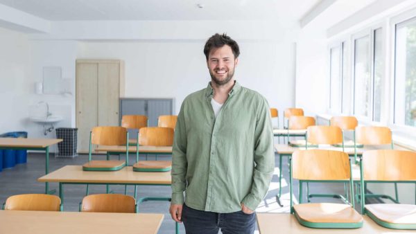 Michael Weihele, Geschäftsführer von naturbo, setzt mit dem Projekt „AcousticClay“ auf Lehmbauplatten, die Raumklima und Akustik in Klassenzimmern verbessern sollen. © naturbo