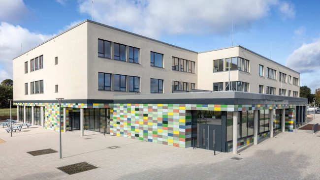 Mit der Lindenhof-Grundschule wurde in Stahnsdorf ein zukunftsweisender Schulneubau realisiert. © Velux Commercial / Markus Loeffelhardt