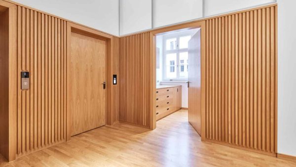 Mit der zweiteiligen Holzumfassungszarge bietet Schörghuber eine montagefreundliche Lösung: Die werkseitig verleimten Zargenteile müssen bauseits nicht mehr verbunden werden. © Schörghuber