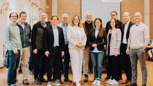 Jubiläumstagung in Mönchengladbach, 2024. Von links: Dipl.-Ing. Martin Parkner (Stadt Hamm), Dipl.-Ing. Jürgen Teigelmeister (Stadt Münster), Dipl.-Ing. Uwe Grimsehl (Stadt Köln), Dipl.-Ing. Andreas Schmitz (Stadt Düsseldorf), Dipl.-Ing. Christian Lambracht (Stadt Mönchengladbach), Dipl.-Ing. Claudia Schwan-Schmitz (Technische Beigeordnete der Stadt Mönchengladbach), Prof. Dr.-Ing. Martin Mertens (Hochschule Bochum), M.Eng. Regina Panzer (BASt), M.Sc. Ann-Katrin Ibach (Uni Wuppertal), M.Eng. Urs. Riedlinger (Fraunhofer Fit), Prof. Dr.-Ing. Peter Mark (Ruhr-Universität Bochum), Dipl.-Ing. Karsten Ditscheid (TB Remscheid) © Stadt Mönchengladbach