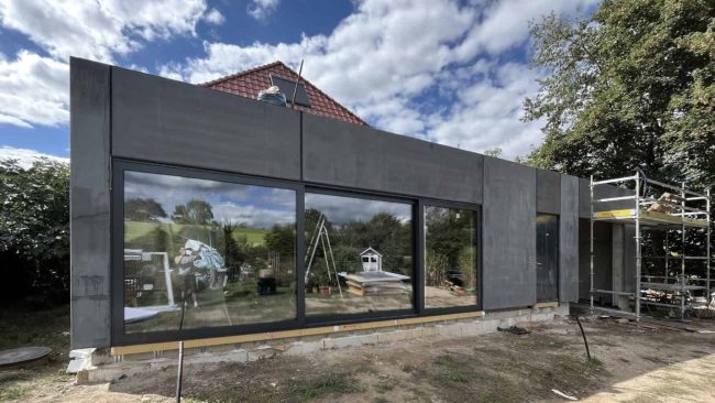 Montage der Carbonbeton-Thermowände © Kahnt & Tietze GmbH