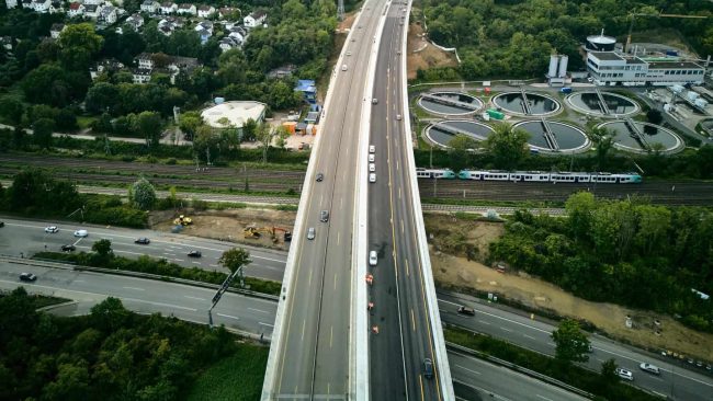 Nachdem im Dezember 2023 bereits die südliche Salzbachtalbrücke freigegeben wurde, rollt der Verkehr seit dem 1. August 2025 in beide Richtungen. © Porr