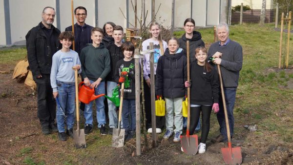 Gemeinsam mit Schülerinnen und Schülern der Arbeitsgemeinschaft „Grünes Klassenzimmer“, Jörg Herrmann, Präsident der Ingenieurkammer Sachsen-Anhalt (r.), Gernot Gröppler, Schulleiter des Europagymnasiums „Walther Rathenau“ (m.l.) und Gabriele Rudnick, Betreuerin der Arbeitsgemeinschaft „Grünes Klassenzimmer“ (m.r.), wurden die Bäume auf der Streuobstwiese direkt auf dem Schulgelände gepflanzt. © Alina Bülter