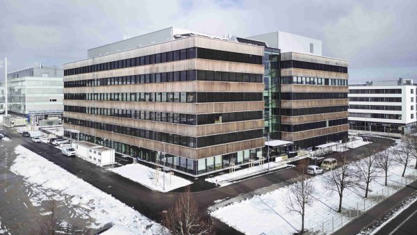 Neues Diagnostik- und Innovationszentrums in Penzberg: Auf 35.000 Quadratmetern verteilt auf sieben Stockwerke trifft Hightech-Forschung auf nachhaltige Bauweise – ein 300 Millionen Euro-Investment in den Standort Deutschland. © Philip Kottlorz