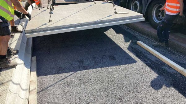 Einsetzen einer Verkehrsflächenplatte auf der Testbaustelle „Bushaltestelle Hessenhalle“ in der Stadt Gießen. © Foto: PT Ingenieur GmbH