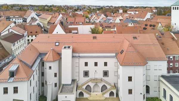 Saniertes Herderhaus mit Blick auf die hofseitige Freitreppe. © puren