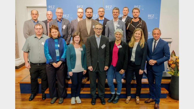 Prof. Dr.-Ing. Bastian Engelmann und Markus Wilhelm sowie Projektbeteiligte von ForCYCLE Technikum treffen den bayrischen Umweltminister Thorsten Glauber und die Leiterin des bayrischen Ressourceneffizienz-Zentrums Dr. Simone Richler © Ralf Rödel