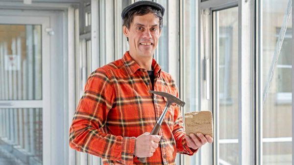 Prof. Dr.-Ing. Philipp Wiehle hat die CZS Stiftungsprofessur „Nachhaltige Nutzung regional gewinn- und erzeugbarer Werkstoffe im Bauwesen“ an der HBC inne © HBC/Nico Schlegel