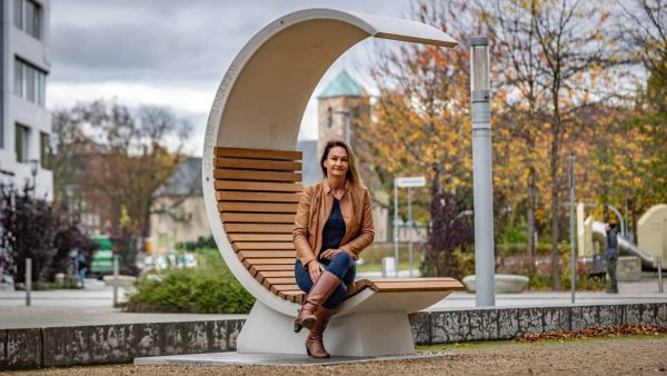Prof. Dr. Sandra Gelbrich, Leiterin des Forschungsbereiches „Leichtbau im Bauwesen“, präsentiert die C-förmige Stadtmöblierung „Big C“ auf dem Chemnitzer Johannisplatz. © TU Chemnitz/Jacob Müller