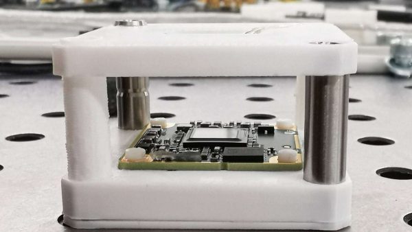 Kompakte Technik bei minimalem Materialaufwand: Der Prototyp des linsenlosen Mikroskops als Struktursensor ist auf Skalierbarkeit optimiert. © Agus Dharmawan/TU Braunschweig