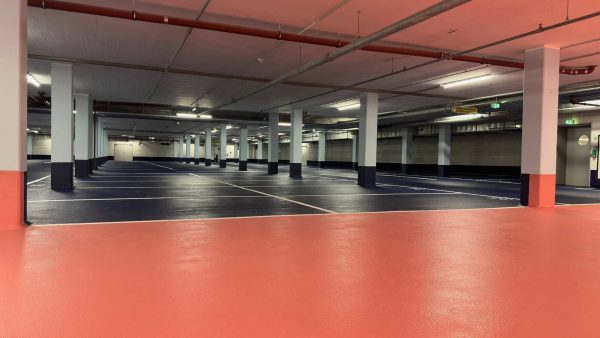 Risse überbrückt und den Boden vor Wasser und Schadstoffen geschützt: Die Sanierung der Tiefgarage der Kaufmännischen Krankenkasse verlief erfolgreich mit dem OS 8 Premium-System StoFloor Traffic Elastic 590 EP. © Peter Presch GmbH, Hamm / StoCretec