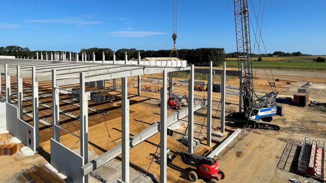 SENNEBOGEN 3300 hebt Betonträger © Epvre Delque