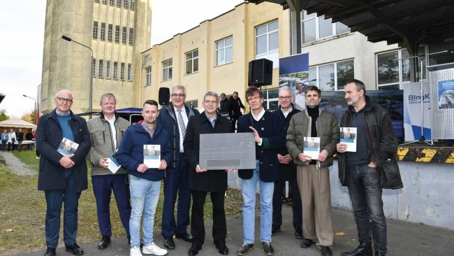 Auszeichnung des Nähmaschinenwerks Wittenberge als Historisches Wahrzeichen der Ingenieurbaukunst (v.l.n.r.): Dr.-Ing. Heinrich Bökamp, Präsident der Bundesingenieurkammer; Stefan Bruch, Leiter der Abteilung Stadtentwicklung und Wohnen im Ministerium für Infrastruktur und Landesplanung des Landes Brandenburg; Christian von Hagen, Mitarbeiter der Stadt Wittenberge (Stadtmuseum); Dipl.-Ing. Ingolf Kluge; Vorstandsvorsitzender des Fördervereins Historische Wahrzeichen der Ingenieurbaukunst in Deutschland e. V.; Dr. Oliver Hermann, Bürgermeister der Stadt Wittenberge; Sven Bardua, Autor des neuen Buches über das Nähmaschinenwerk; Dipl.-Ing. Matthias Krebs, Präsident der Brandenburgischen Ingenieurkammer; Florian Uthoff, Öffentlichkeitsarbeit für das Projekt Veritas Park; Renaud Vercouter, Eigentümer des Veritas Parks © BIngK/Torsten George
