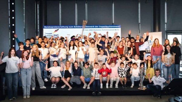 Zum Abschluss wurden alle Preisträgerinnen und Preisträger auf der Bühne gefeiert. © Torsten George/BingK