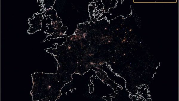 Karte von Europa bei Nacht – der Ausschnitt oben rechts zeigt vergrößert Paris. Zusammengesetzt aus Aufnahmen von der internationalen Raumstation 2014 bis 2020. Sichtbar ist eine deutliche Zunahme der Lichtverschmutzung in städtischen Gebieten und eine Verschiebung in Richtung weißer und blauer Emissionen, die durch die LED-Technologie hervorgerufen wird. Quelle: ESA/NASA/A. Sánchez de Miguel