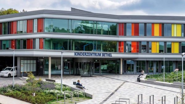 Hier steht das Kind im Mittelpunkt: Das neue Kinderzentrum Bethel in Bielefeld setzt auf eine kindgerechte und angstreduzierende Außen- und Innenarchitektur.
