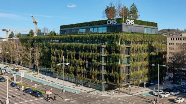 Die Calwer Passage bringt mit ihrer begrünten Fassade ein Stück Natur in die Stuttgarter Innenstadt. Im Gebäudeinneren kommen Hörmann-Türlösungen zum Einsatz. © Hörmann