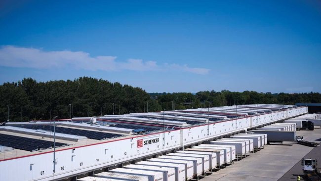 Die 835 kWp starke Solaranlage auf dem Dach des DB Schenker-Umschlagterminals am Standort Neufahrn reduziert den CO₂-Ausstoß erheblich.