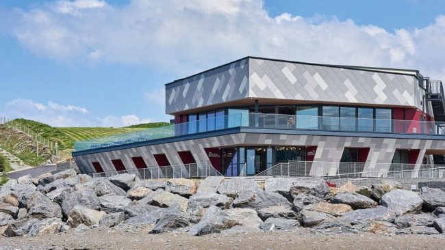 Panelprodukte von Hardie sind geeignet für Sanierungs- und Neubauprojekte mit energieeffizienten Fassaden. © James Hardie Europe GmbH