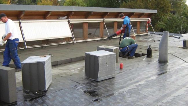 Schaumglas kann Flachdächer in Holzbauweise dauerhaft vor Feuchtigkeit, Feuer und Wärmeverlust schützen und flexible Nutzungen der Dachfläche ermöglichen. © OC FOAMGLAS