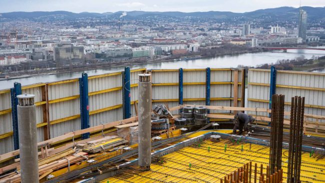 Schöck Isokorb XT und die Bewehrung der Betonplatte greifen ineinander – für eine zuverlässige Tragfähigkeit. © Bild: Schöck Bauteile Ges.m.b.H. /J. Lindengrün