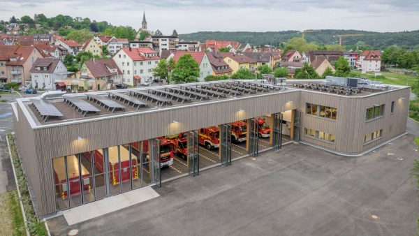 Seit 2022 hat die Stadt Tübingen für ihre Feuerwehr einen Holzbau als zeitgemäßes Funktionsgebäude. Das dokumentiert sie auch nach außen mit einer hinterlüfteten Verschalung aus unterschiedlich breiten, vertikal angeordneten Lärchenholzlatten. © Oliver Rieger