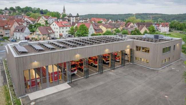 Seit 2022 hat die Stadt Tübingen für ihre Feuerwehr einen Holzbau als zeitgemäßes Funktionsgebäude. Das dokumentiert sie auch nach außen mit einer hinterlüfteten Verschalung aus unterschiedlich breiten, vertikal angeordneten Lärchenholzlatten. © Oliver Rieger