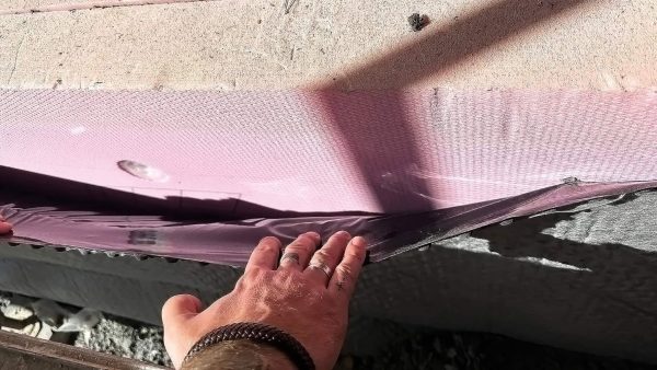 Selbst dort, wo gute Absichten erkennbar sind, entstehen Mängel: Die mehrlagige Verlegung von XPS-Platten im Sockel in Kombination mit Dübeln mag auf den ersten Blick stabil wirken, entspricht aber ebenfalls nicht den normativen Vorgaben. © Austrotherm