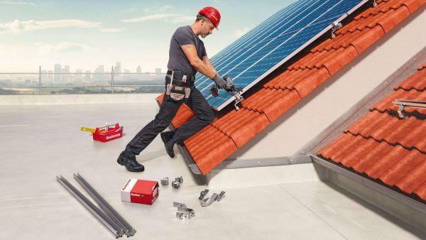 Sonnenenergie mit System: Die Stromerzeugung aus Photovoltaik steigert Nachhaltigkeit und Wirtschaftlichkeit im Gebäudebetrieb. Fischer-Solarsysteme sorgen für eine dauerhaft sichere Befestigung der PV-Module auf dem Dach. © fischer