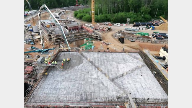 Stahlbetonkonstruktion mit sechs Metern Dicke wird mit selbst verdichtenden Beton vergossen. © Thomas Beckmann