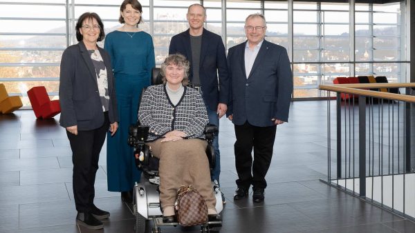 Gisela Raab (Geschäftsführerin Raab-Bau), MdB Emmi Zeulner, Sabine Saam (Behindertenbeauftragte Stadt Baunach), Prof. Dr. Stefan Gast (Hochschulpräsident), Prof. Dr. Egbert Keßler (Dekan der Fakultät Design + Bauen) © Michael Christian Müller / Hochschule Coburg