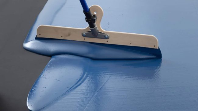 StoPox KU 614 thix wird mit der Stehrakel appliziert. © StoCretec GmbH