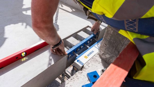 Trockene Montage: Durch das Anschrauben der Zugstäbe ist die Balkonplatte bereits fertig montiert und kann mit einer Wasserwaage austariert werden bzw. in das geplante Gefälle gebracht werden. Ab diesem Zeitpunkt ist die Balkonplatte nutzbar und kann vom Kran abgehangen werden. © Schöck Bauteile GmbH / Tom Bauer