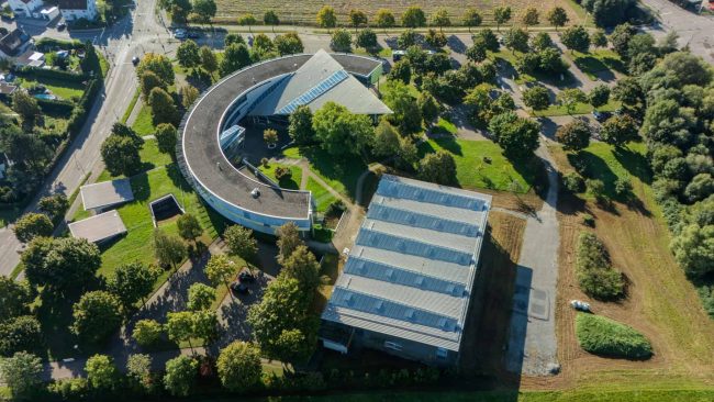 Trotz Rückbau der alten Dach- und Oberlichtkonstruktion blieb der markante Charakter des Sheddachs der Ausporthalle nach der Sanierung erhalten. © Velux Commercial/Bricklayer Productions