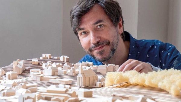 Mario Tvrtković ist Professur für Städtebau und Entwerfen an der Hochschule Coburg. Seine Forschungsgebiete sind: Nachhaltiger Städtebau und Entwicklung von Stadt und Land, Transformative Forschung, Stadtmorphologie, Nachkriegsmoderne in Europa und Dorfbau. Foto: Natalie Schalk/Hochschule Coburg