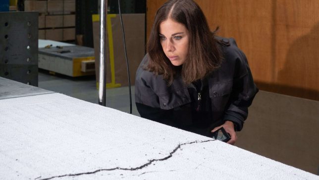 Unter Spannung: Empa-Forscherin Angela Sequeira Lemos und ihr Team haben die Betonplatten in Versuchen bewusst zu Riss gebracht. © Empa