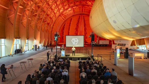 Unter der beeindruckenden Holzkonstruktion des Luftschiffhangars in Mülheim an der Ruhr fand die Verleihung des Kalzip Architektur Awards erstmalig statt. © Stefan Lamberty / Luftschiffhangar Mülheim
