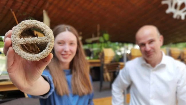 Die erforschte Biomineralisierung verursacht erheblich weniger Emissionen als die herkömmliche Zementproduktion. Zudem kann Biobeton potenziell komplett aus Abfallstoffen hergestellt werden. © Universität Stuttgart / ILEK