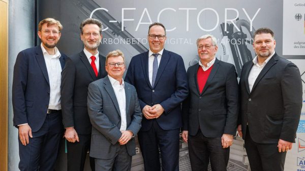 V.l.: Dr.-Ing. Alexander Kahnt, HTWK-Rektor Prof. Dr.-Ing. Jean-Alexander Müller, FTZ-Direktor Prof.-Dr.-Ing. Tilo Heimbold, Staatsminister Dirk Panter, IfB-Direktor Prof. Dr.-Ing. Klaus Holschemacher und Dr.-Ing. Matthias Tietze © Klaus Gigga/HTWK Leipzig