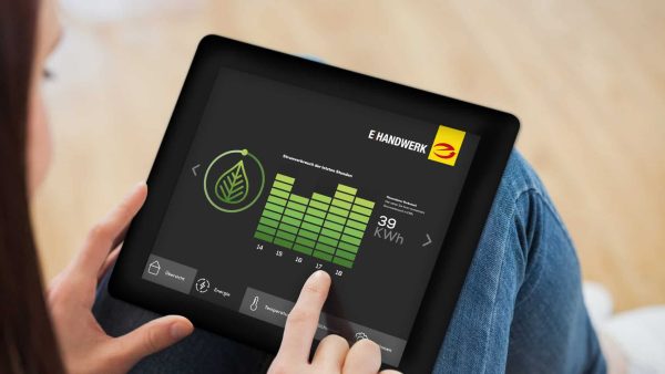 Volle Kontrolle per Tablet: Das Energiemanagementsystem (EMS) visualisiert den Stromverbrauch. © shutterstock_154823312