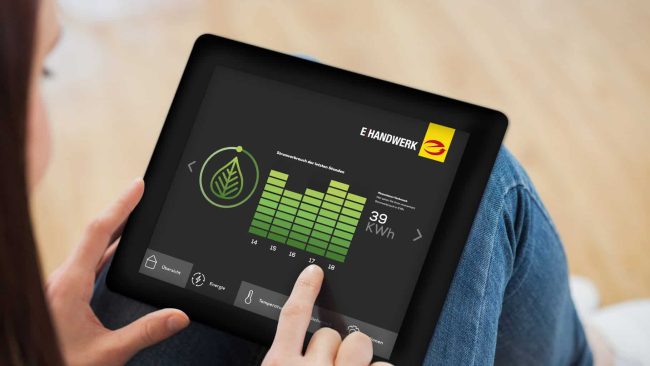 Volle Kontrolle per Tablet: Das Energiemanagementsystem (EMS) visualisiert den Stromverbrauch. © shutterstock_154823312