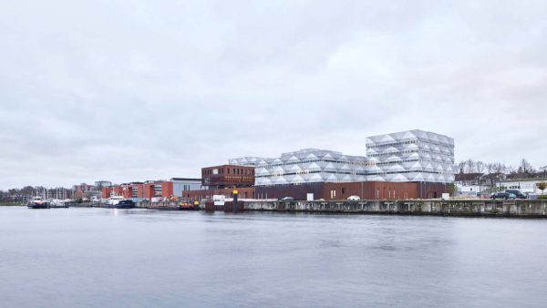 Von Weitem betrachtet soll die Fassade an Segel erinnern, von Nahem erkennt man die gefalteten und teilweise perforierten Metallbleche. © Schörghuber / Laura Thiesbrummel