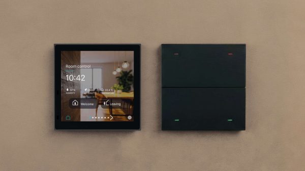 Zur Serie gehören ein Tastsensor in Varianten mit eins, zwei und vier Wippen sowie der Raumcontroller iONprime CP 4 KNX mit 4-Zoll-Touchdisplay. © Theben AG